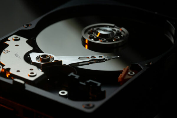 Festplatte formatieren – Offene HDD mit Schreibkopf Offene Festplatte mit Schreib- und Lesekopf – Symbolbild für das Festplatte formatieren
