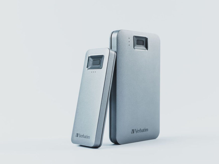 Die schlanke Fingerprint Secure SSD mit M.2-Formfaktor links neben der 2,5" Fingerprint Secure HDD (Foto: Verbatim)