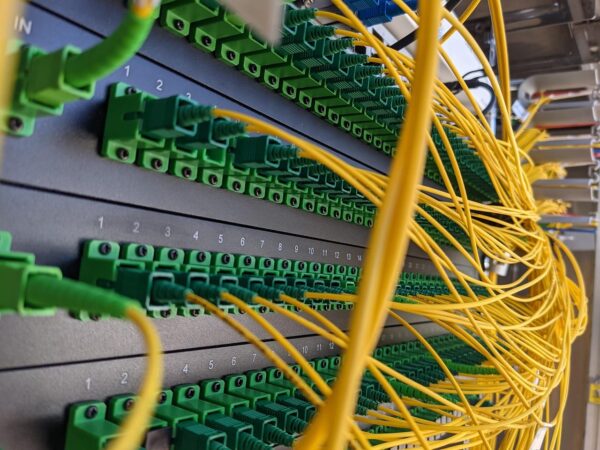 Patchpanel mit Kabeln Patchpanel mit angeschlossenen Lichtwellenleiter-Kabeln