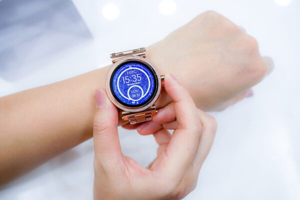 Smartwatch zeigt die Zeit an Smartwatch zeigt die Zeit an