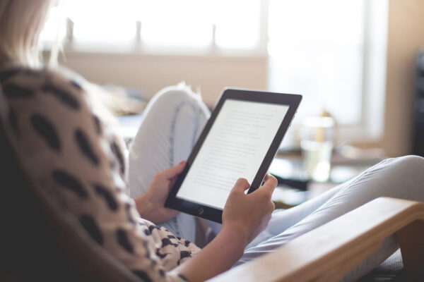Frau hält Kindle E-Book-Reader