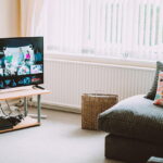 Eingeschalteter Flachbild Smart Fernseher