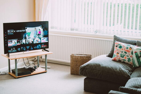 Eingeschalteter Flachbild Smart Fernseher Eingeschalteter Flachbild Smart Fernseher