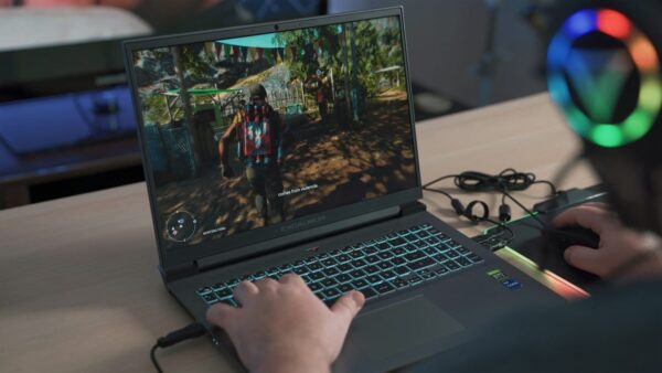 Gaming am Laptop: Optimales Spielerlebnis unterwegs Person spielt Spiel auf Gaming-Laptop mit Headset