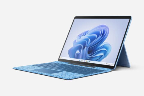 Microsoft Surface Pro 9 in blauer Farbe, seitliche Ansicht mit Tastatur und Kickstand.