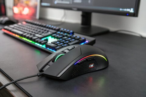 Moderne Gaming-Maus mit RGB-Beleuchtung und ergonomischem Design auf einem minimalistischen Schreibtisch