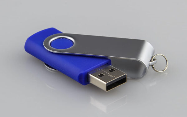 USB-Stick wird nicht erkannt: Ursachen und Lösungen im Blick USB Stick wird nicht erkannt – Nahaufnahme eines blauen USB-Sticks mit Metallabdeckung auf grauem Hintergrund.