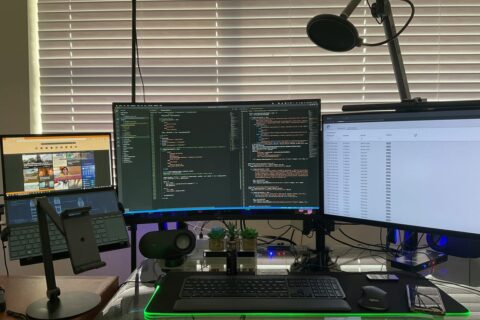 Modernes PC-Setup mit 2 Bildschirmen und Laptop in der Mitte, ideal für Multitasking